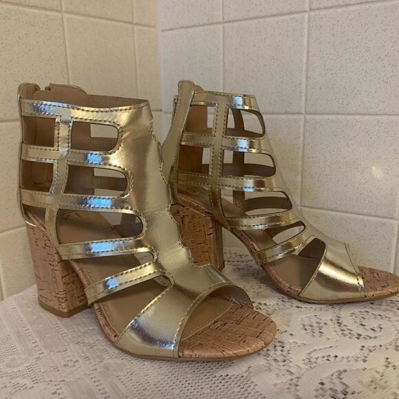 YOKI Brand Gold Gladiator Open Toe Back Zip Chunky Heel Sandals New in box - Picture 4 of 5